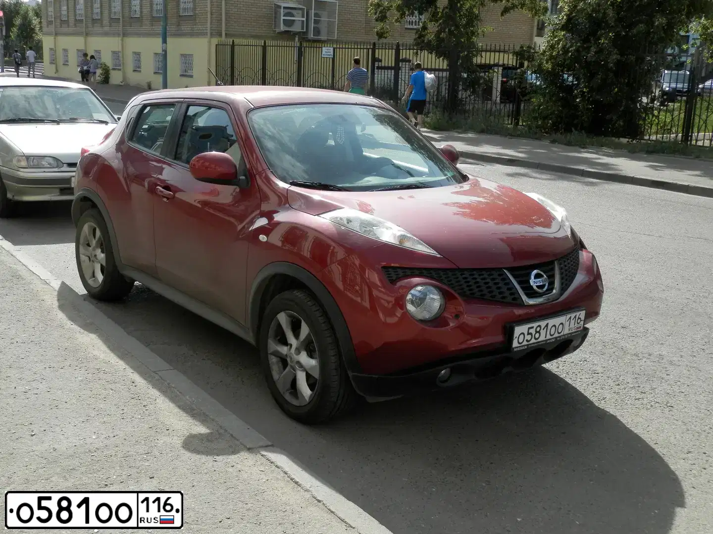 Фото автомобиля NISSAN JUKE, 2011 — госномер Е139ХТ18. Цвет: Красный