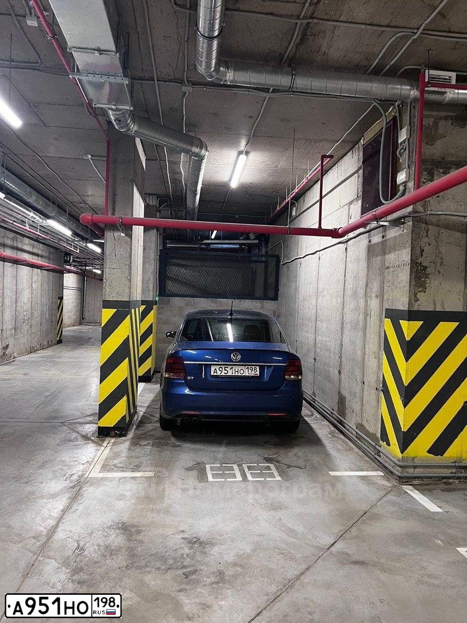 Фото автомобиля VOLKSWAGEN POLO, 2018 — госномер А951НО198. Цвет: ЯРКО-СИНИЙ