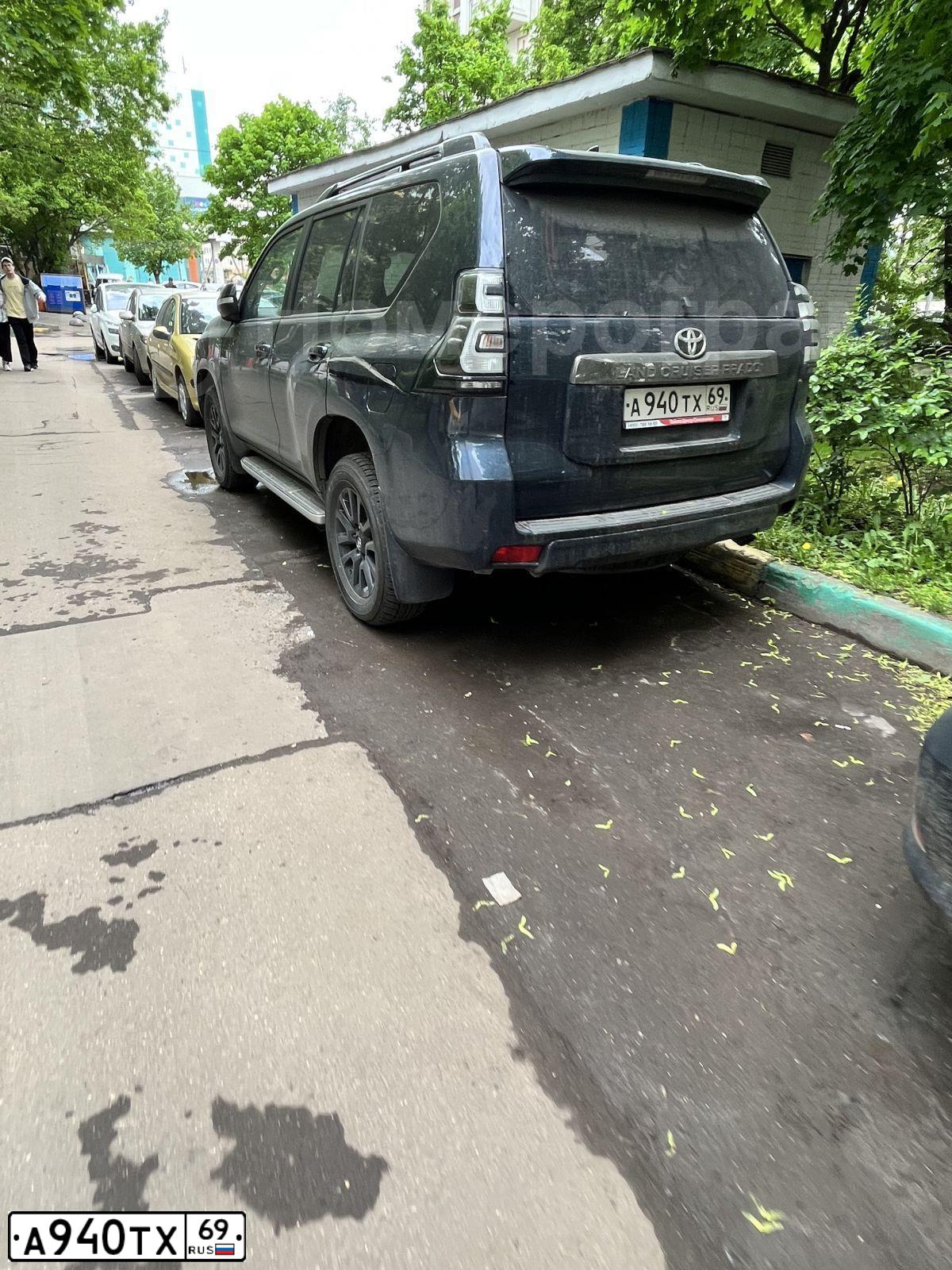 Фото автомобиля TOYOTA LAND CRUISER 150, 2021 — госномер О238ЕУ977. Цвет: синий