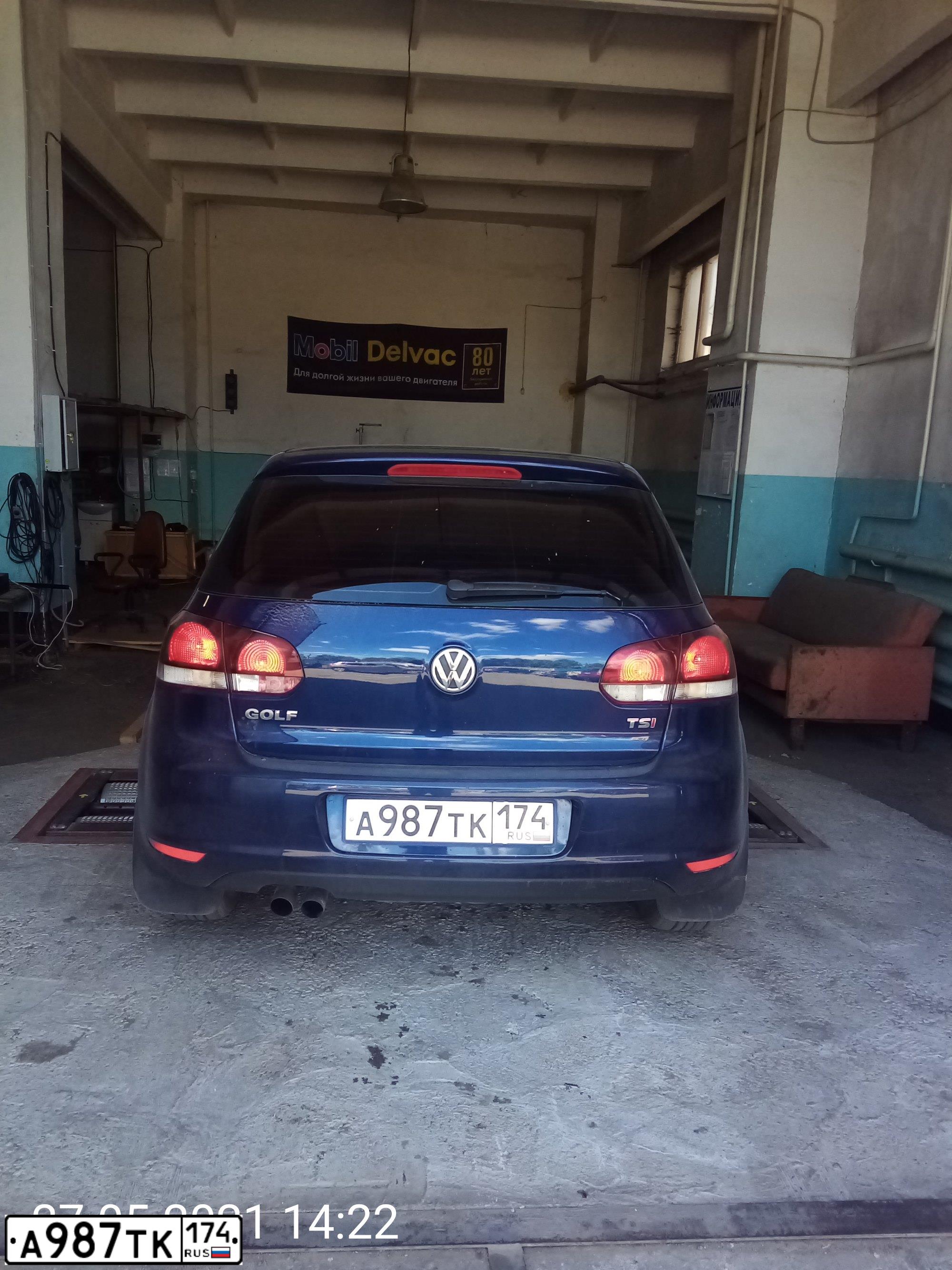 Фото автомобиля VOLKSWAGEN GOLF, 2010 — госномер А987ТК174. Цвет: Темно-синий