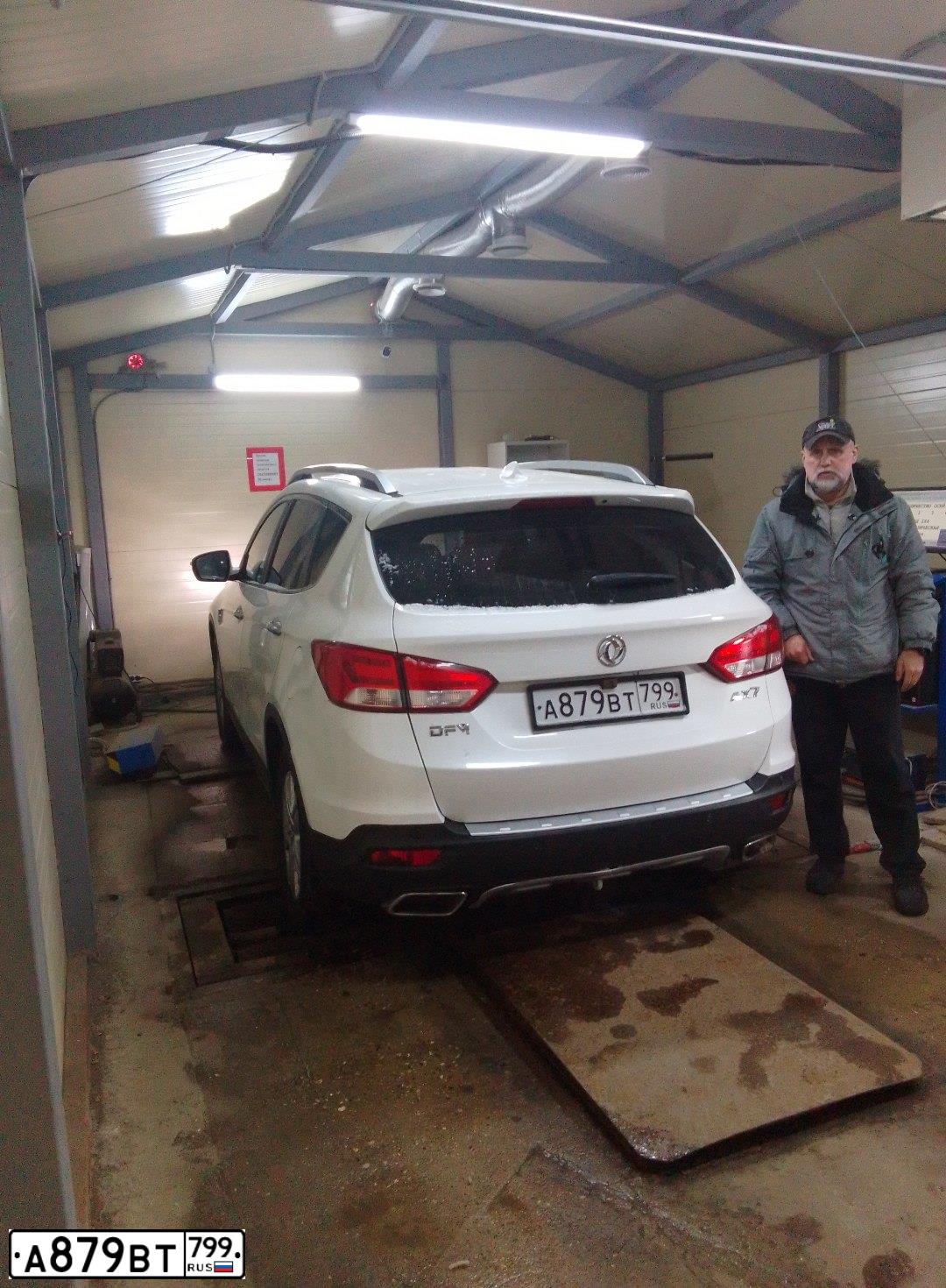 Фото автомобиля DONGFENG AX7, 2017 — госномер Е158ЕР977. Цвет: Белый