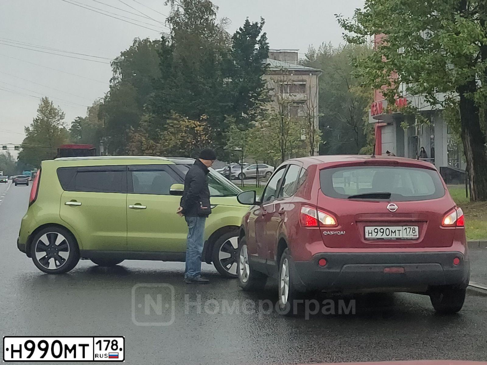 Фото автомобиля NISSAN QASHQAI, 2012 — госномер Н990МТ178. Цвет: КРАСНЫЙ