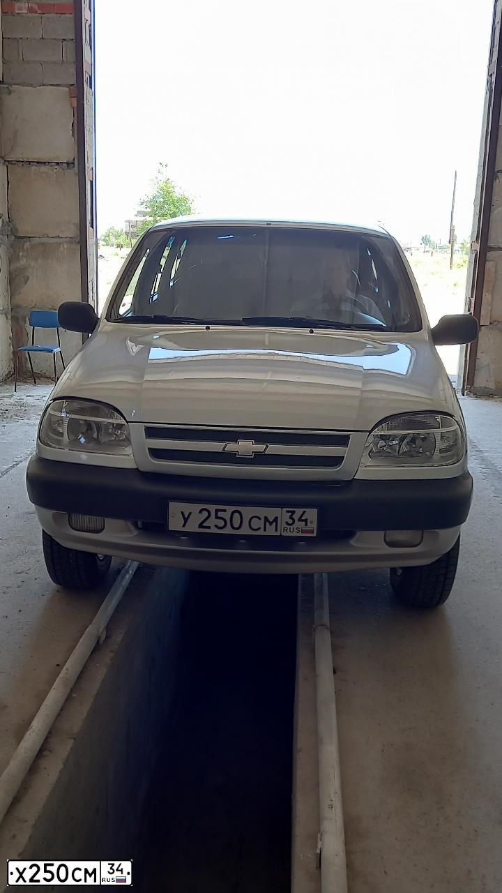 Фото автомобиля CHEVROLET NIVA, 2006 — госномер Х250СМ34. Цвет: СВЕТЛО-СЕРЕБРИСТЫЙ  МЕТАЛЛИК