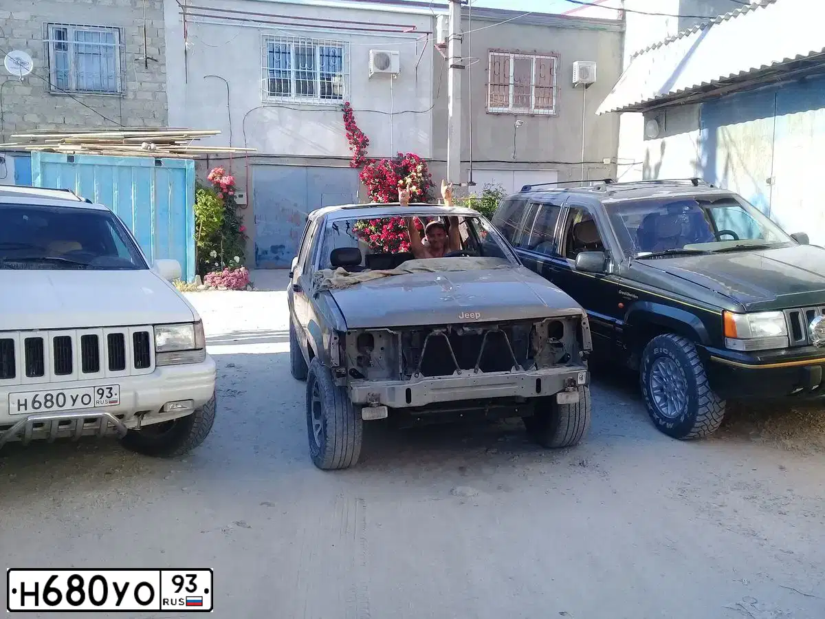 Фото автомобиля JEEP GRAND CHEROKEE, 1997 — госномер А399ХУ09. Цвет: Белый
