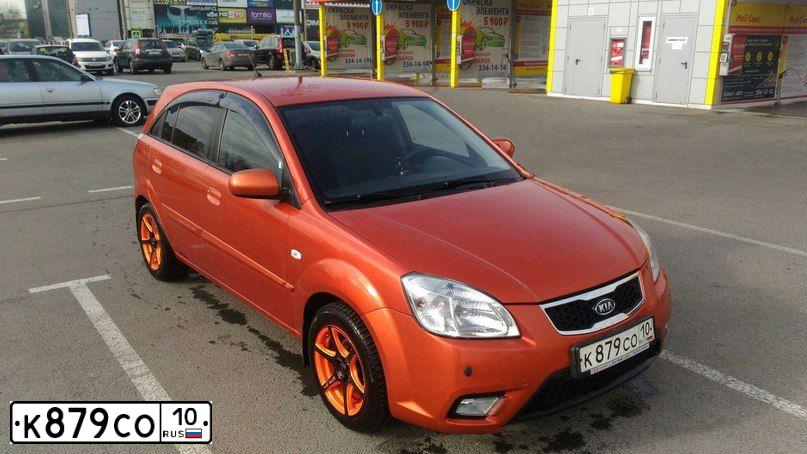 Фото автомобиля KIA RIO, 2011 — госномер В655РХ51. Цвет: Оранжевый