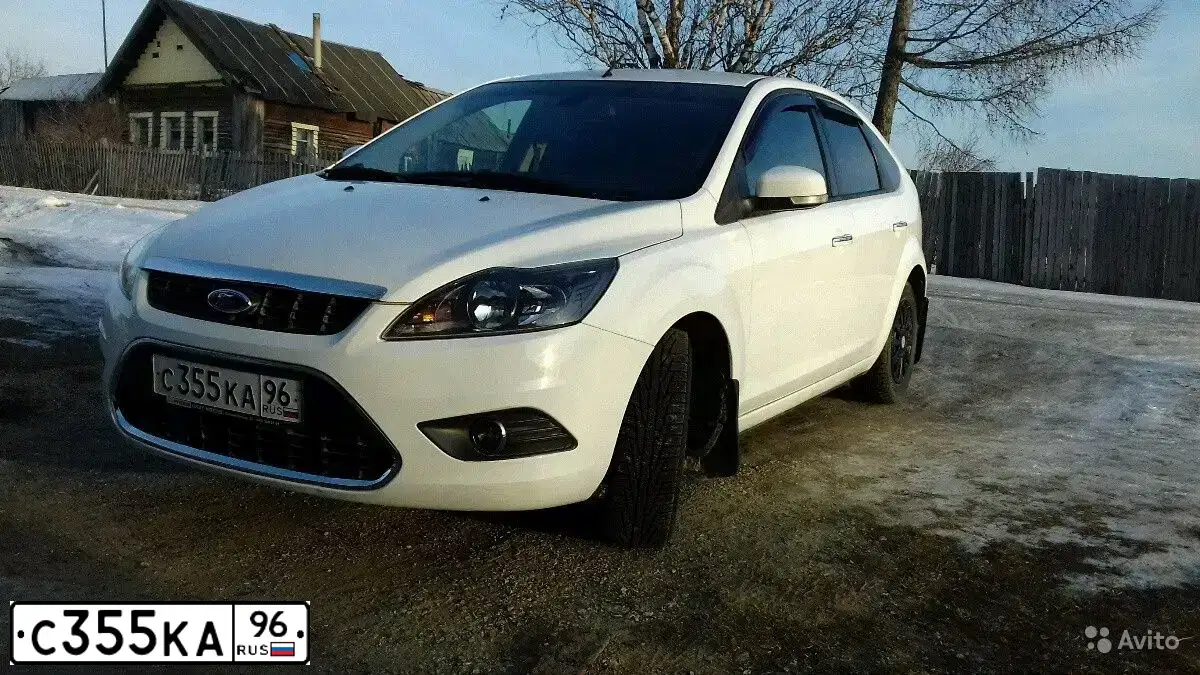 Фото автомобиля FORD FOCUS, 2010 — госномер С355КА96. Цвет: Белый