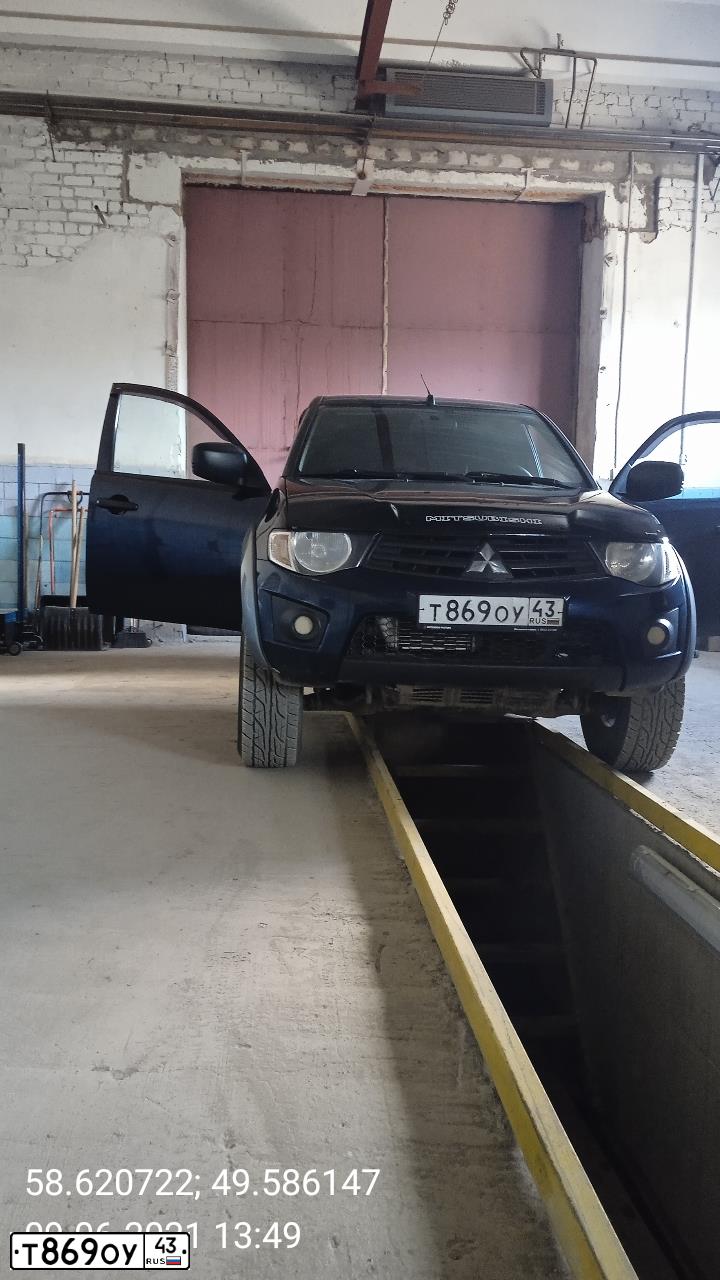 Фото автомобиля MITSUBISHI L 200, 2014 — госномер Т869ОУ43. Цвет: СИНИЙ