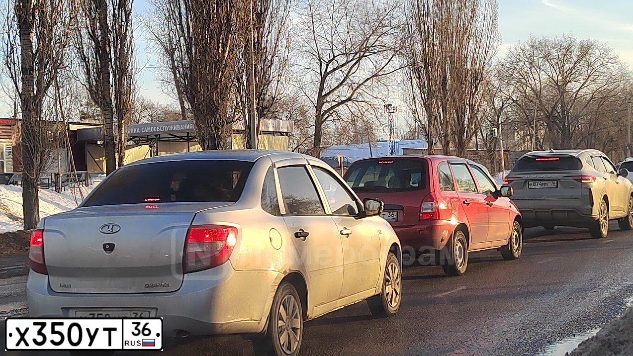 Фото автомобиля LADA 2190 GRANTA, 2012 — госномер Х350УТ36. Цвет: СЕРЕБРИСТЫЙ