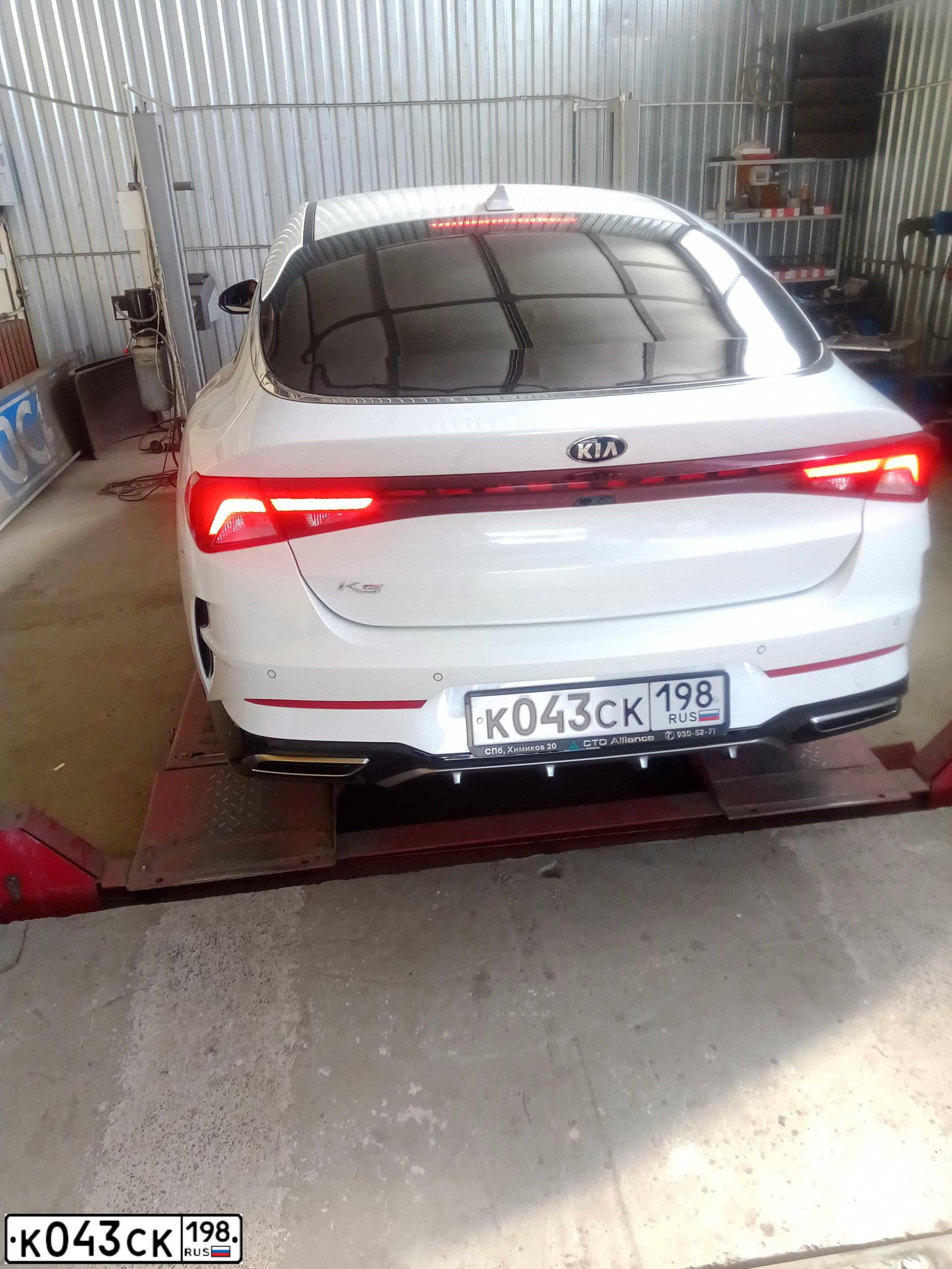Фото автомобиля KIA K5, 2021 — госномер К043СК198. Цвет: Белый