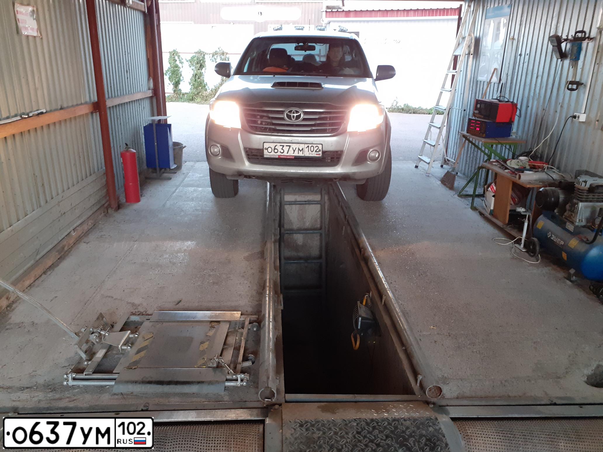 Фото автомобиля TOYOTA HILUX, 2013 — госномер О637УМ102. Цвет: СЕРЕБРИСТЫЙ
