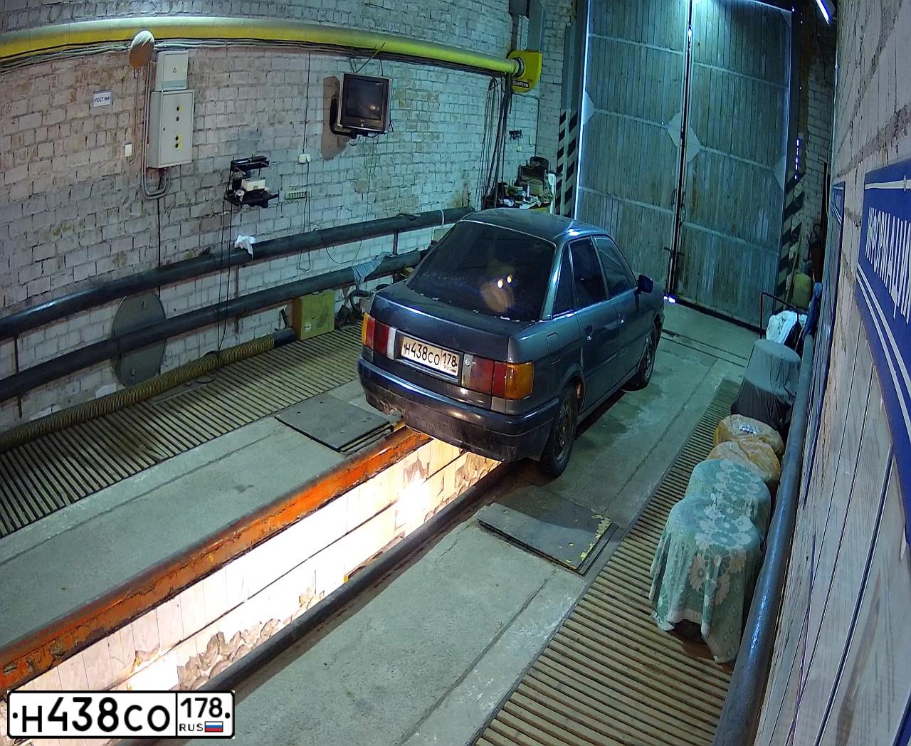 Фото автомобиля AUDI 80, 1988 — госномер Н438СО178. Цвет: СЕРЫЙ