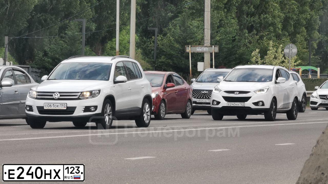 Фото автомобиля HYUNDAI IX35, 2014 — госномер Е240НХ123. Цвет: БЕЛЫЙ