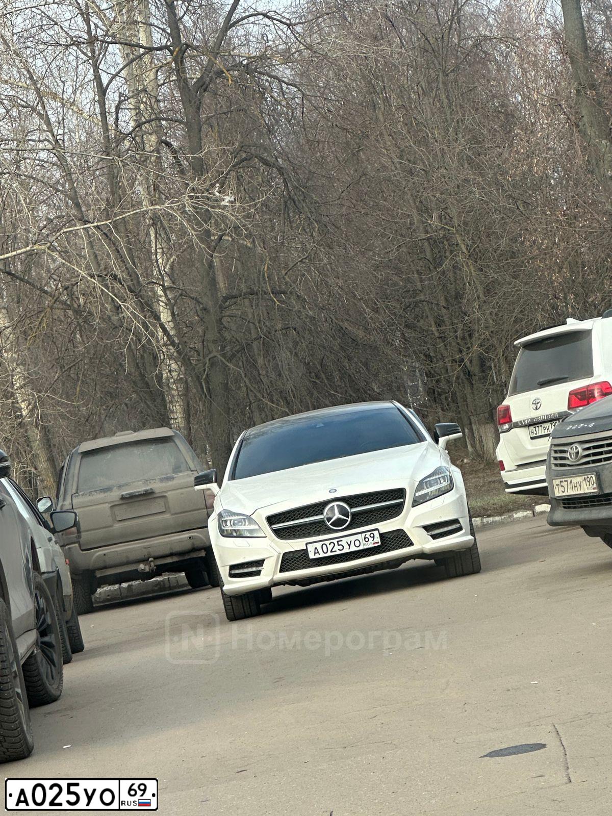 Фото автомобиля МЕРСЕДЕС-БЕНЦ CLS350, 2011 — госномер С270ВМ550. Цвет: Белый