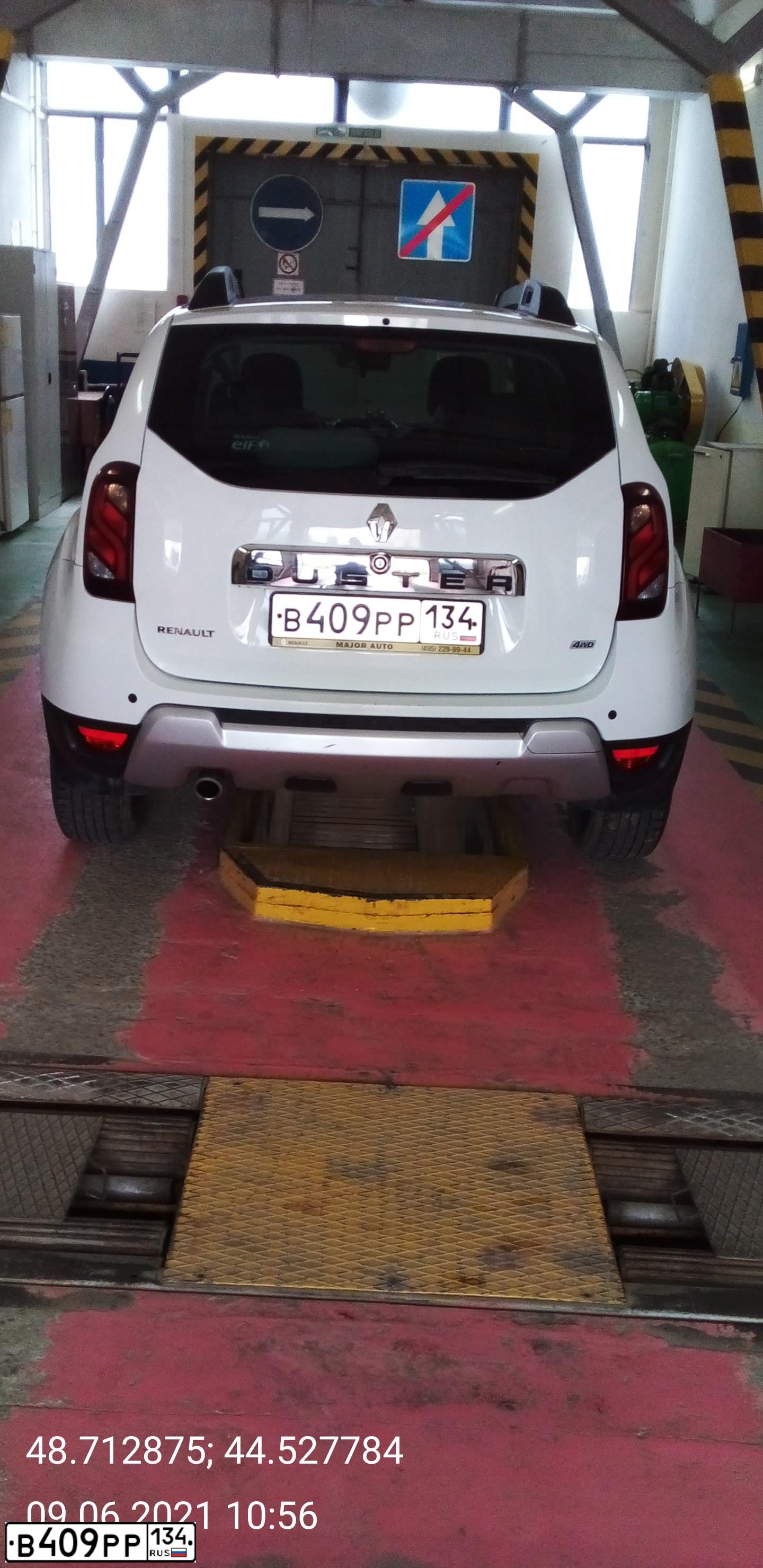 Фото автомобиля RENAULT DUSTER, 2016 — госномер В409РР134. Цвет: БЕЛЫЙ