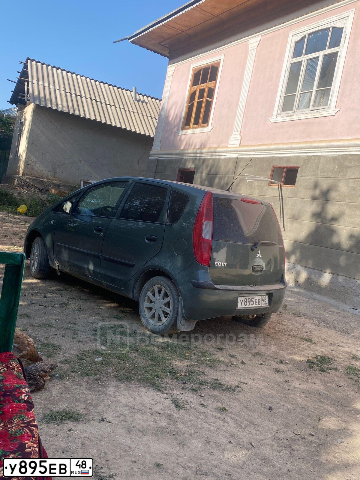 Фото автомобиля MITSUBISHI COLT, 2004 — госномер Е368АХ190. Цвет: СЕРО-ЗЕЛЕНЫЙ
