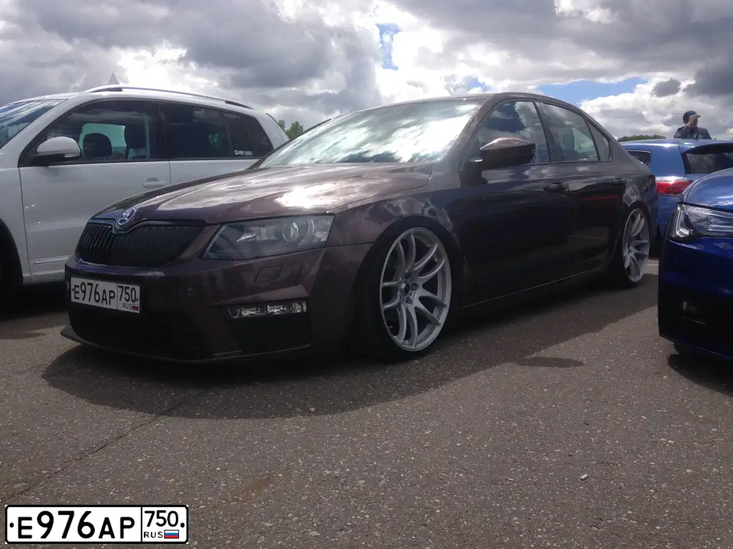 Фото автомобиля SKODA OCTAVIA, 2015 — госномер Е976АР750. Цвет: КОРИЧНЕВЫЙ