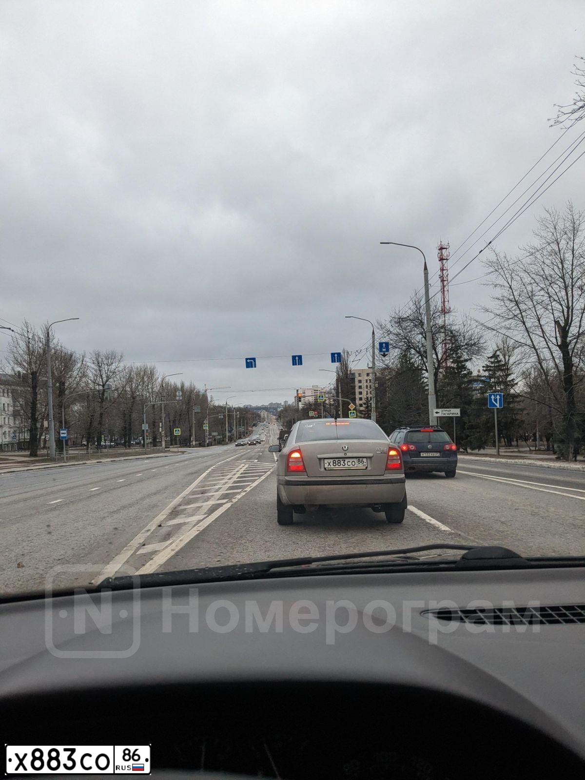Фото автомобиля SKODA OCTAVIA, 2008 — госномер Х883СО86. Цвет: Серый