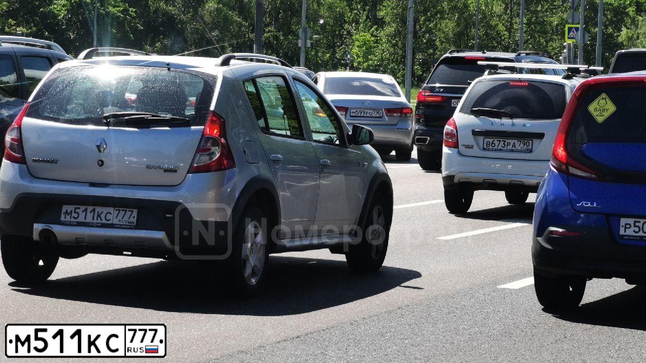 Фото автомобиля RENAULT SANDERO, 2014 — госномер М511КС777. Цвет: СВЕТЛО СЕРЫЙ