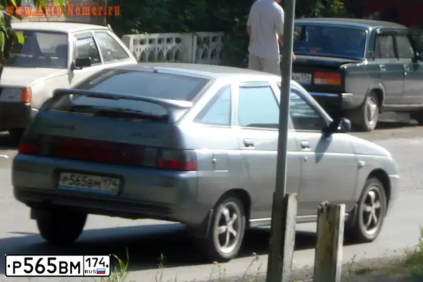 Фото автомобиля LADA 2112, 2007 — госномер Р565ВМ174. Цвет: СЕРО-ЗЕЛЕНЫЙ