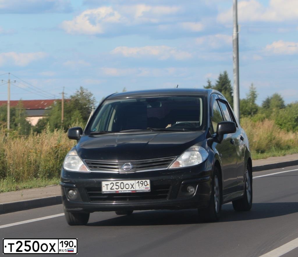 Фото автомобиля NISSAN TIIDA, 2011 — госномер Т250ОХ190. Цвет: ЧЕРНЫЙ