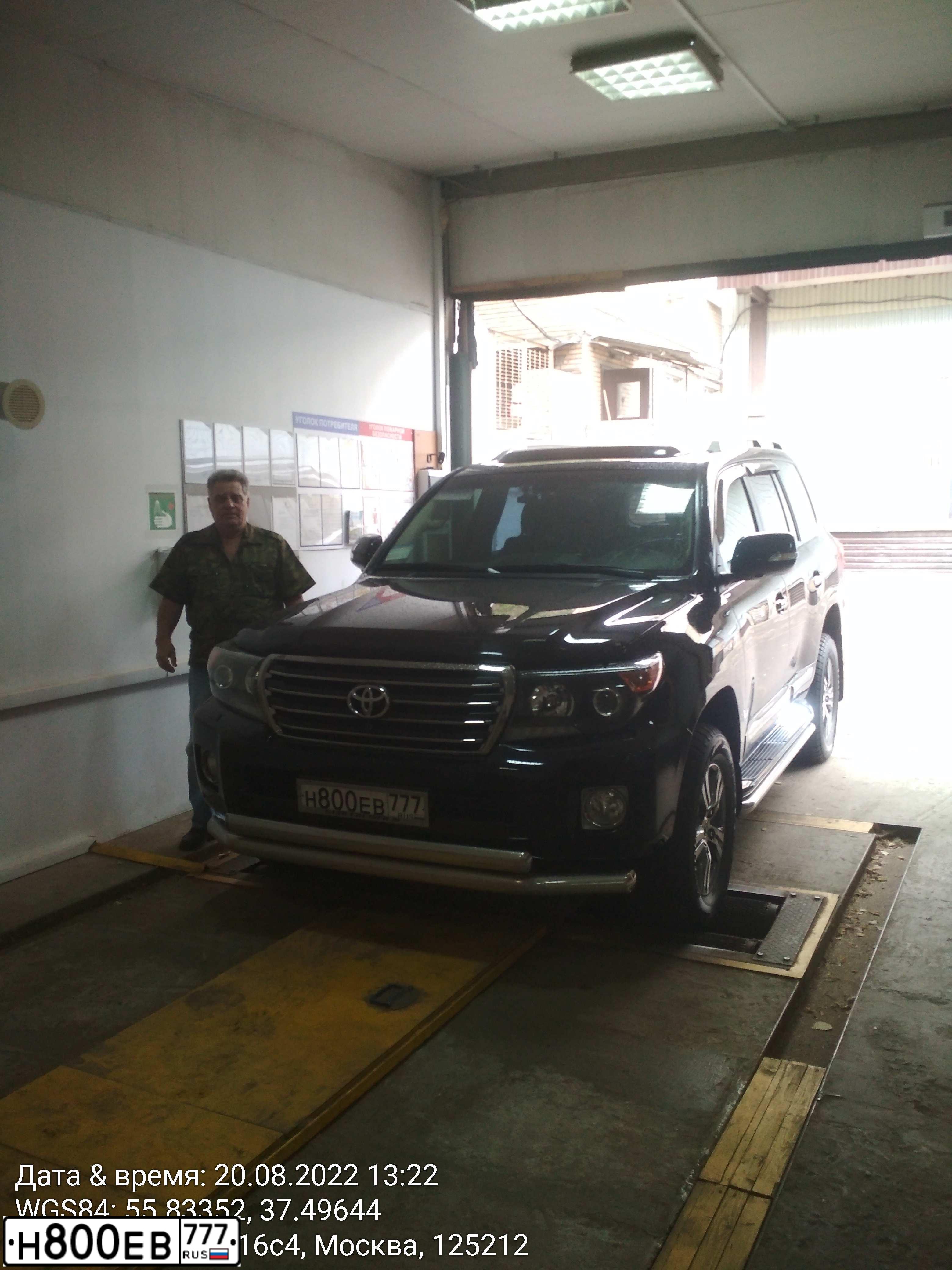 Фото автомобиля TOYOTA LANDCRUISER 200, 2014 — госномер Н800ЕВ777. Цвет: ЧЕРНЫЙ