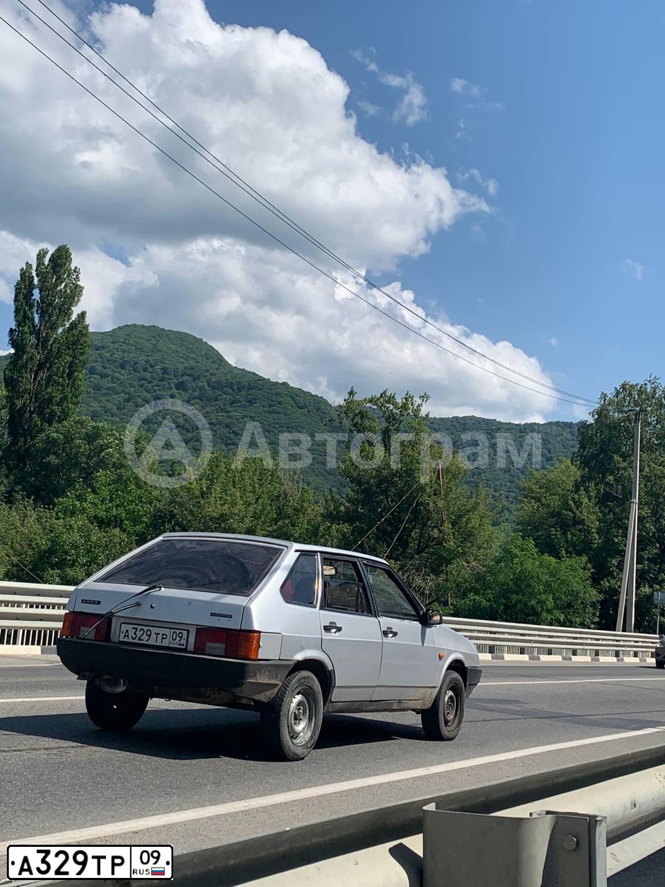 Фото автомобиля LADA 2109 SAMARA, 1998 — госномер А329ТР09. Цвет: СВ СЕРЕБР МЕТАЛ