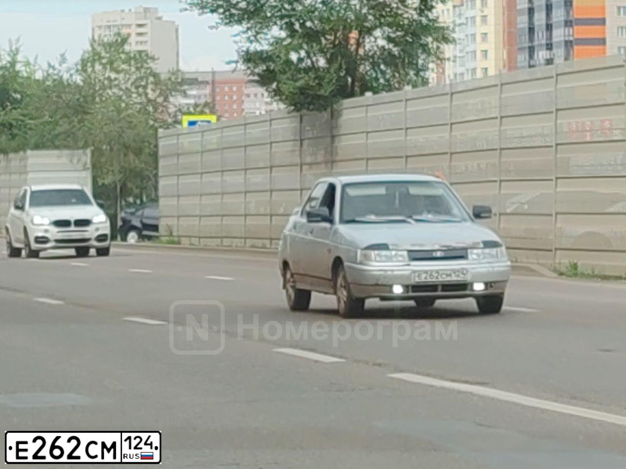 Фото автомобиля LADA 2110 LADA, 2004 — госномер Р621РУ124. Цвет: СВЕТЛО-СЕРЕБРИСТЫЙ МЕТАЛЛ