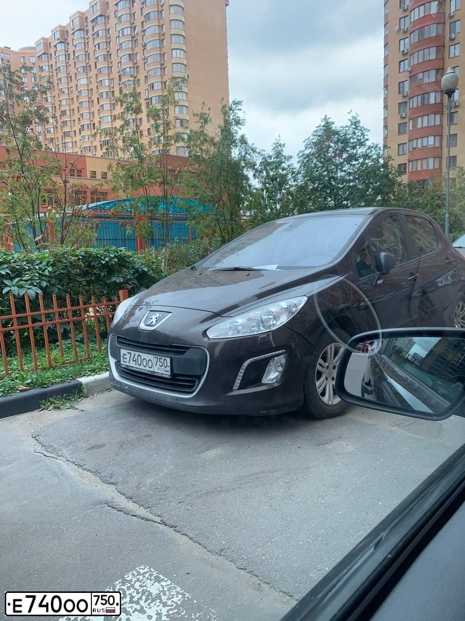 Фото автомобиля PEUGEOT 308, 2011 — госномер Х243ММ790. Цвет: Коричневый