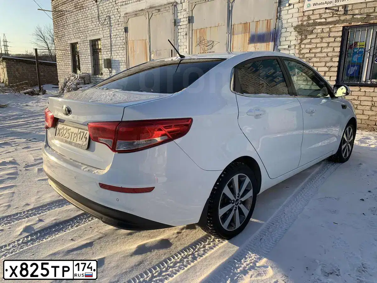 Фото автомобиля KIA RIO, 2016 — госномер Х825ТР174. Цвет: БЕЛЫЙ