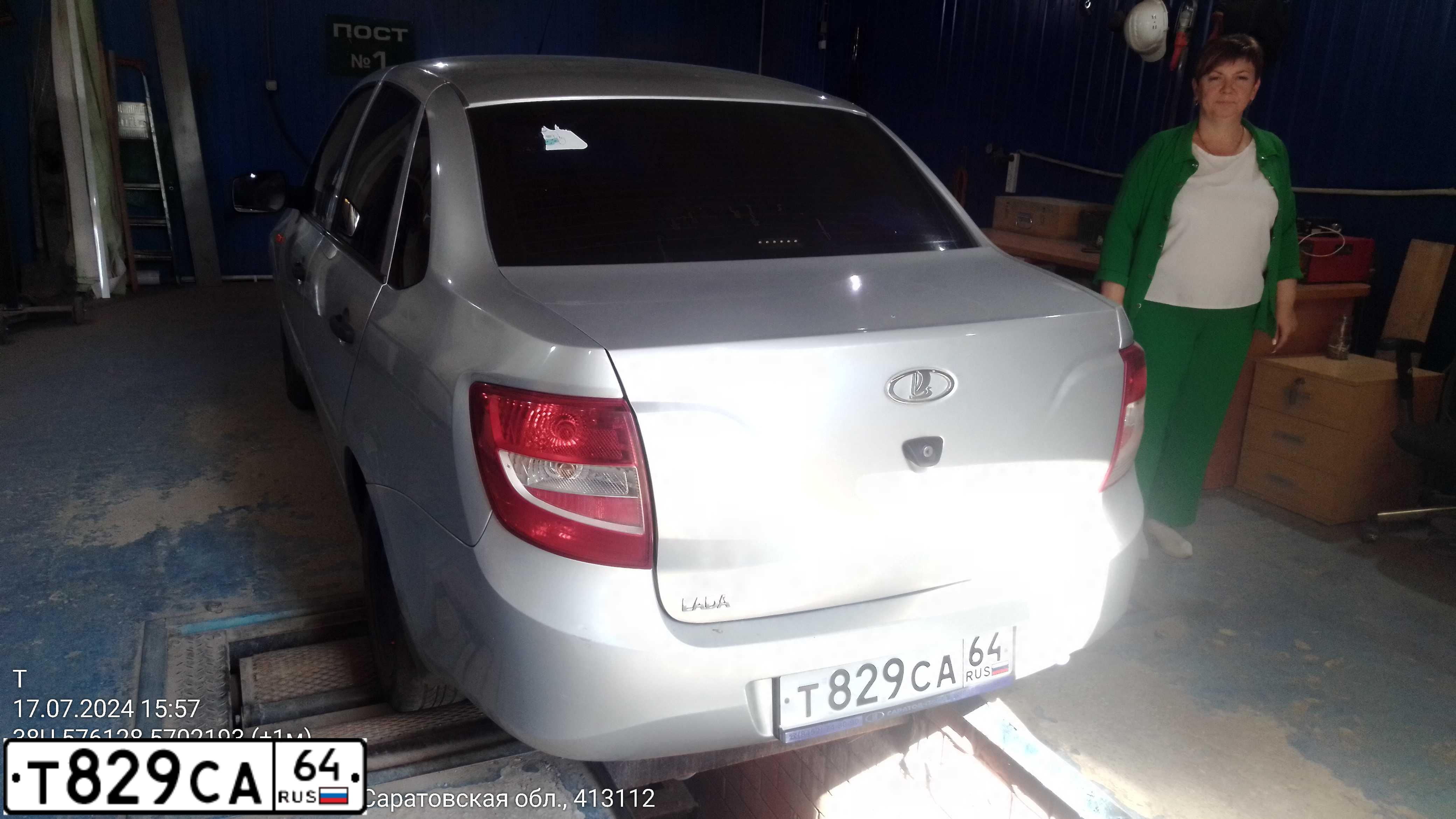 Фото автомобиля LADA 2190 GRANTA, 2012 — госномер Т829СА64. Цвет: СЕРЕБРИСТЫЙ
