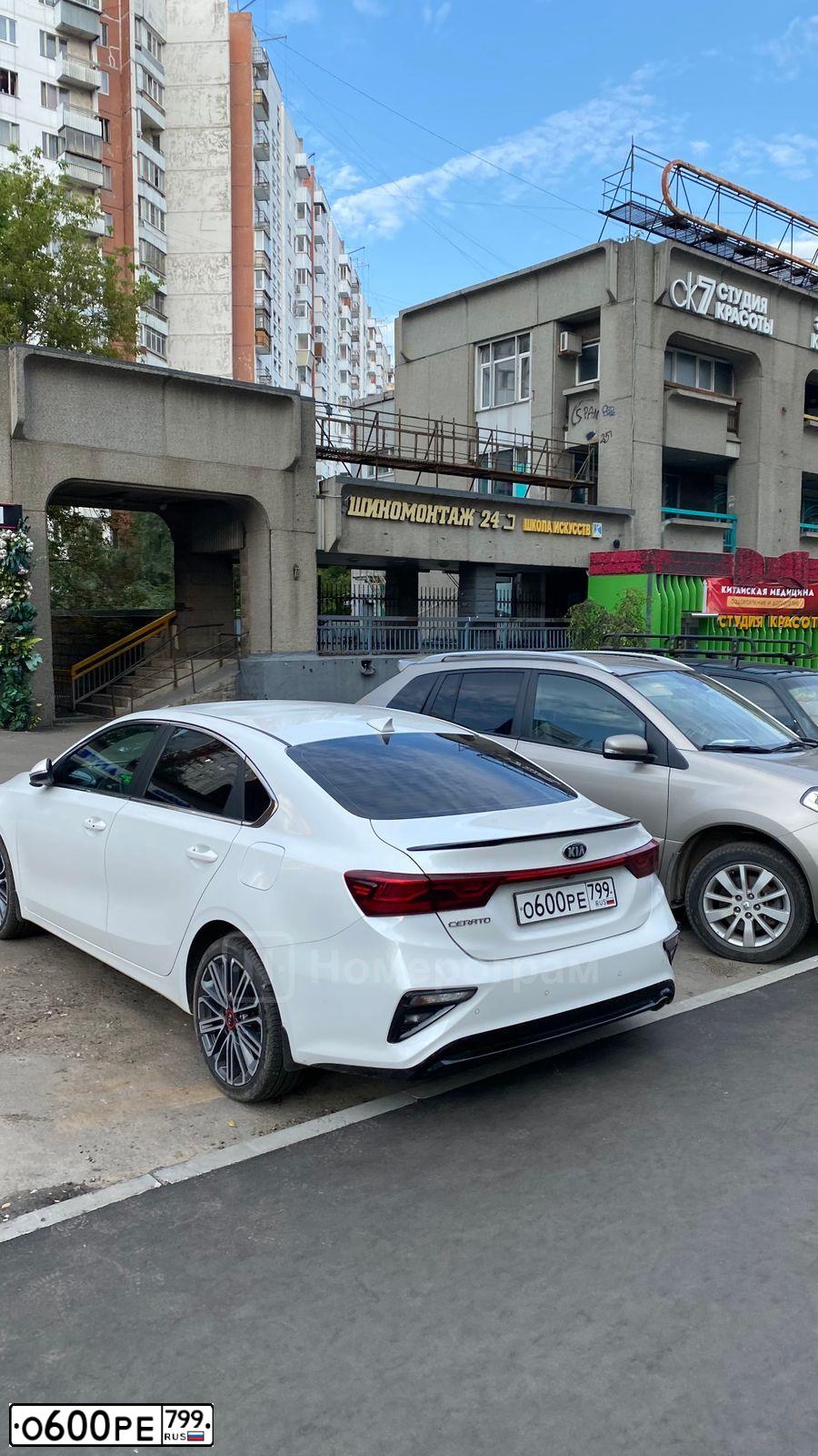 Фото автомобиля KIA CERATO, 2019 — госномер О600РЕ799. Цвет: БЕЛЫЙ