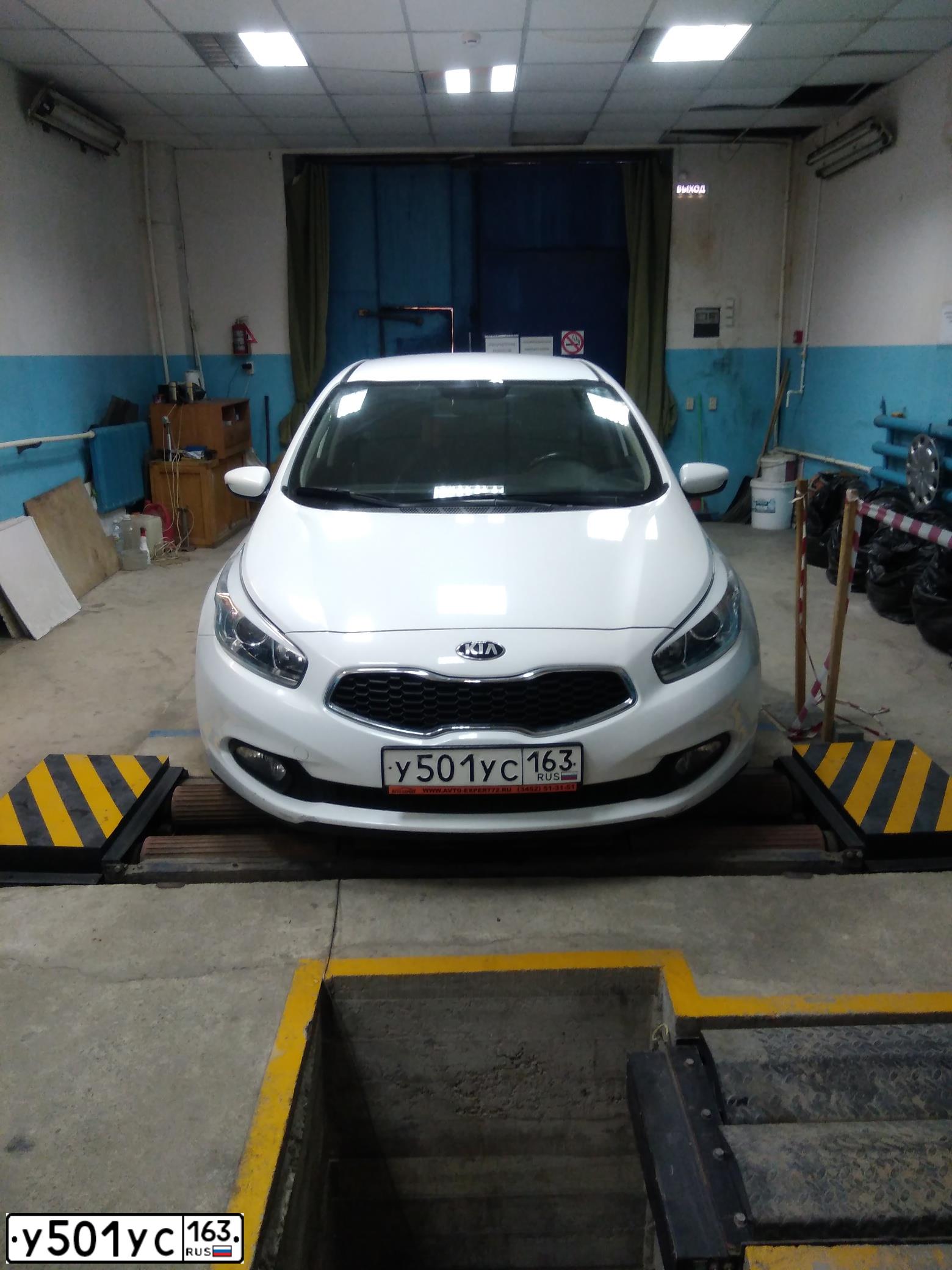 Фото автомобиля KIA CEE'D, 2015 — госномер Е256ВО774. Цвет: Белый