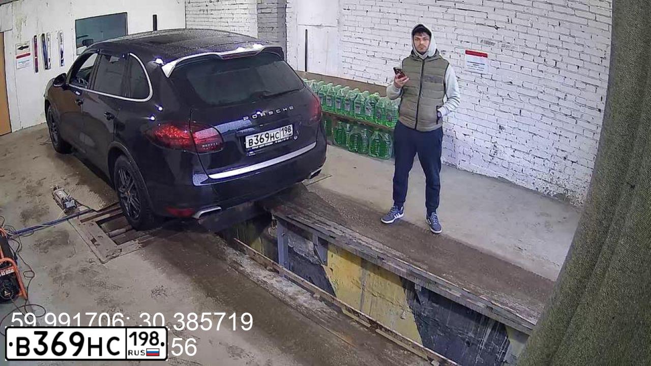 Фото автомобиля PORSCHE CAYENNE, 2014 — госномер О484УВ29. Цвет: ЧЕРНЫЙ