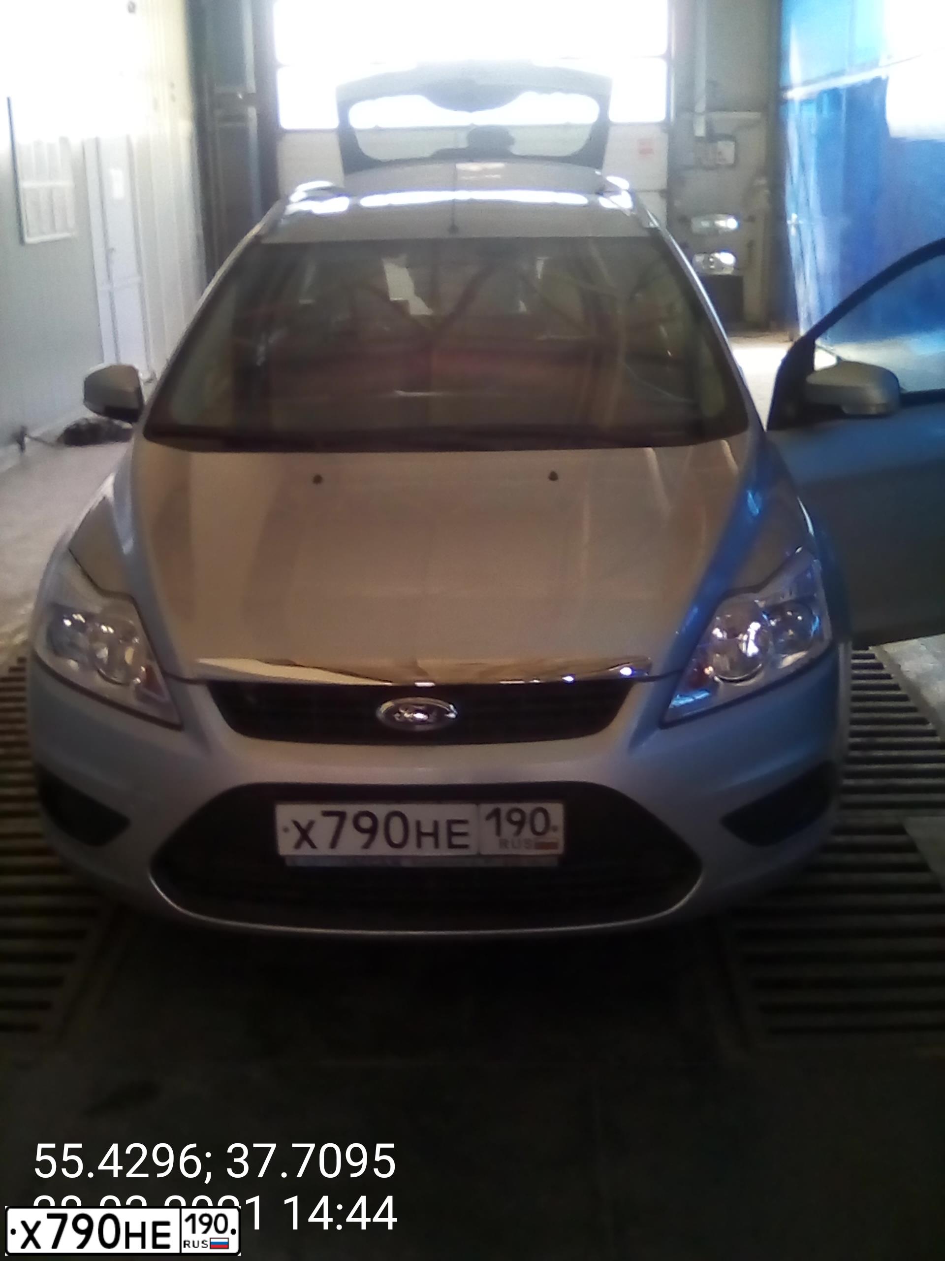 Фото автомобиля FORD FOCUS, 2011 — госномер Х790НЕ190. Цвет: СЕРЫЙ