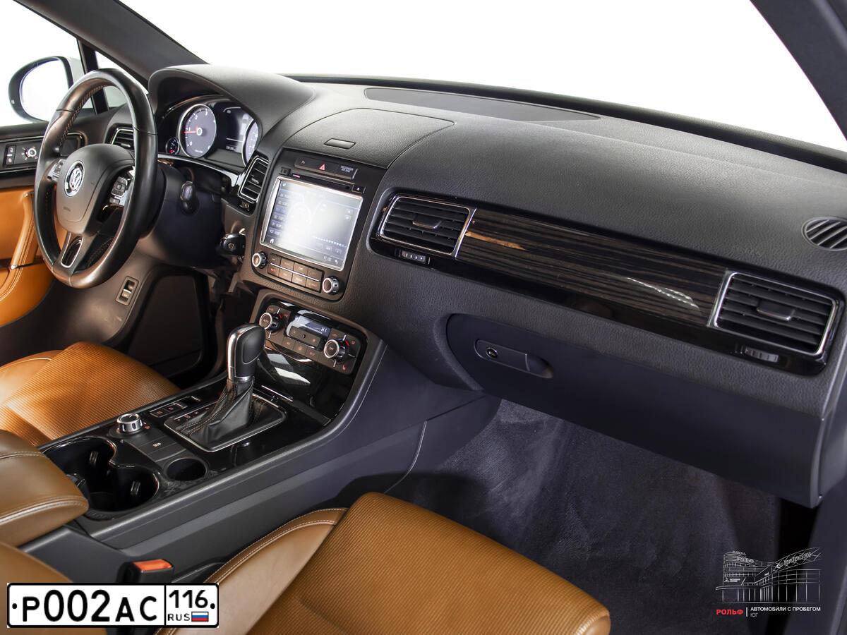 Фото автомобиля VOLKSWAGEN TOUAREG, 2014 — госномер Р002АС116. Цвет: Белый