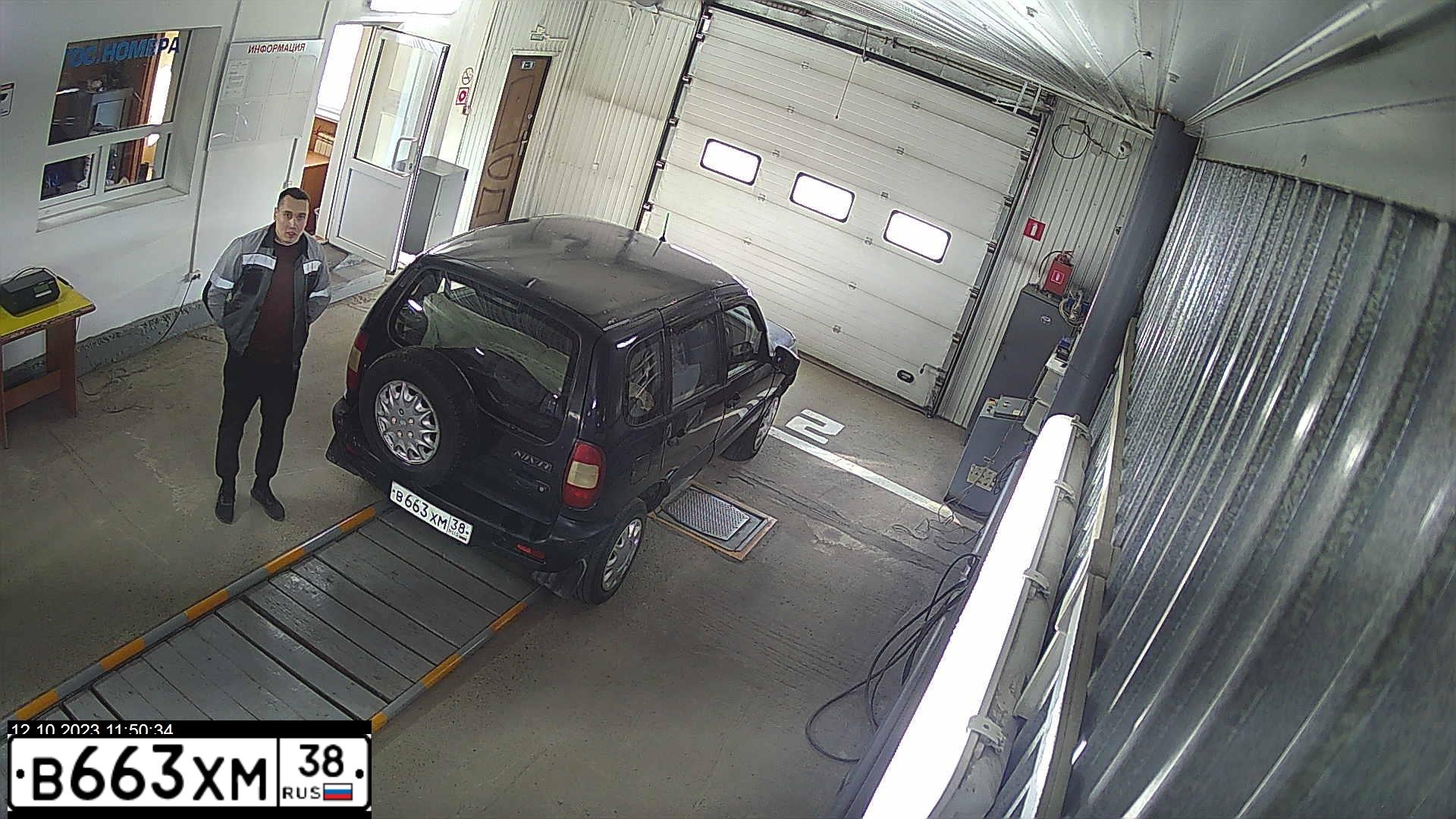 Фото автомобиля CHEVROLET NIVA, 2005 — госномер В663ХМ38. Цвет: ТЕМНО-СИНИЙ МЕТАЛЛИК