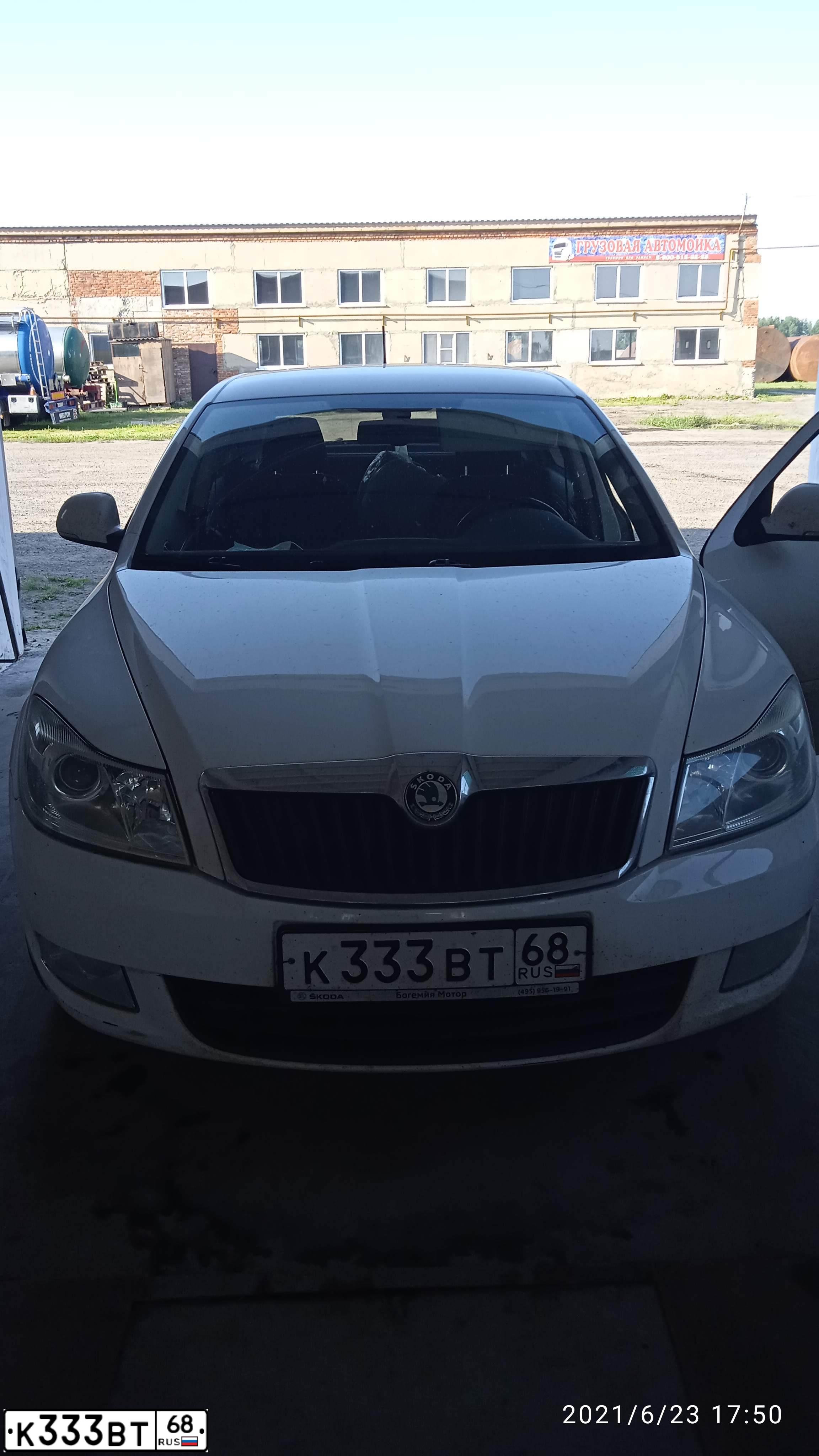 Фото автомобиля SKODA OCTAVIA, 2012 — госномер К333ВТ68. Цвет: Белый