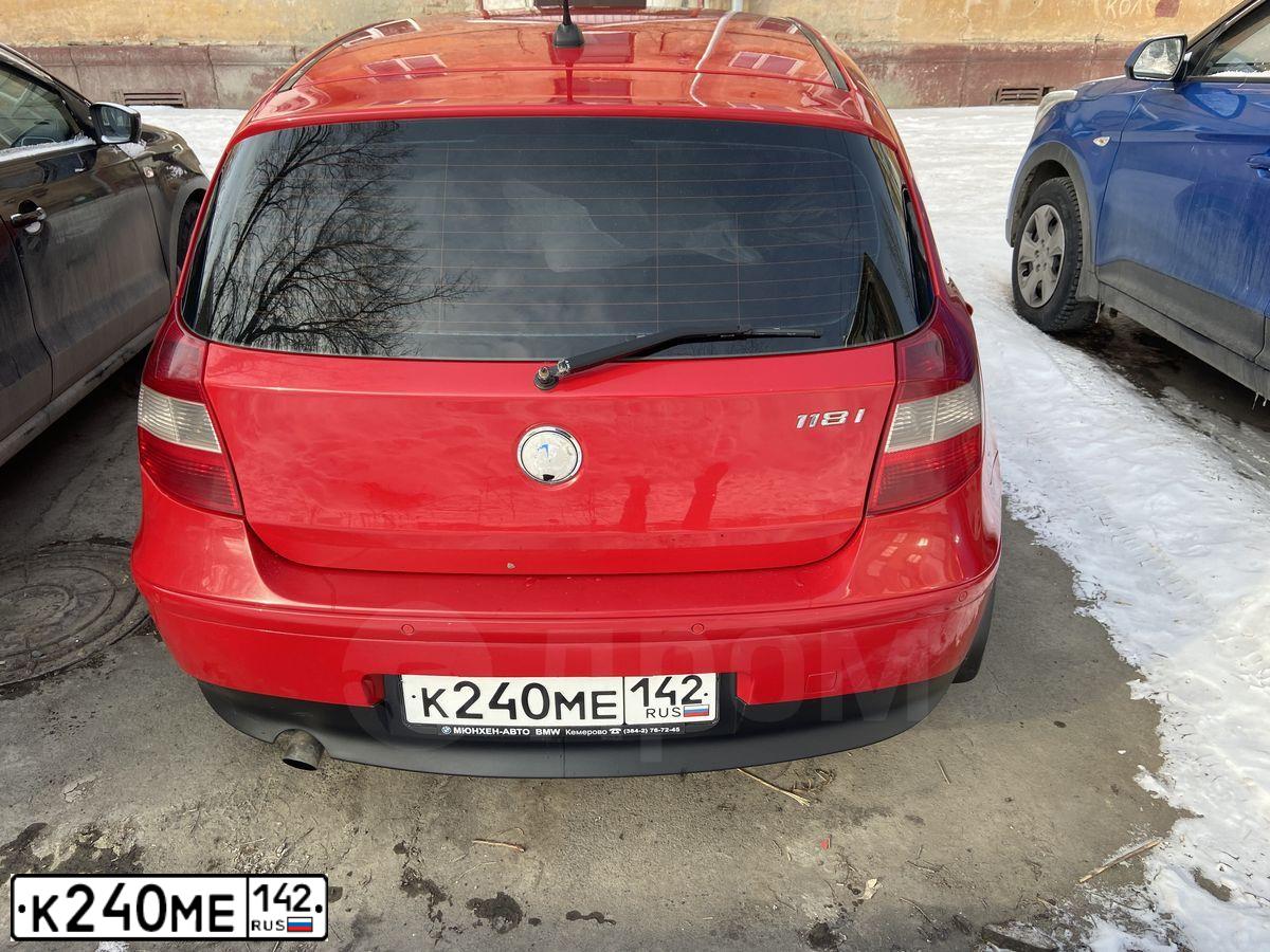 Фото автомобиля BMW SERIE 1, 2006 — госномер К240МЕ142. Цвет: Красный