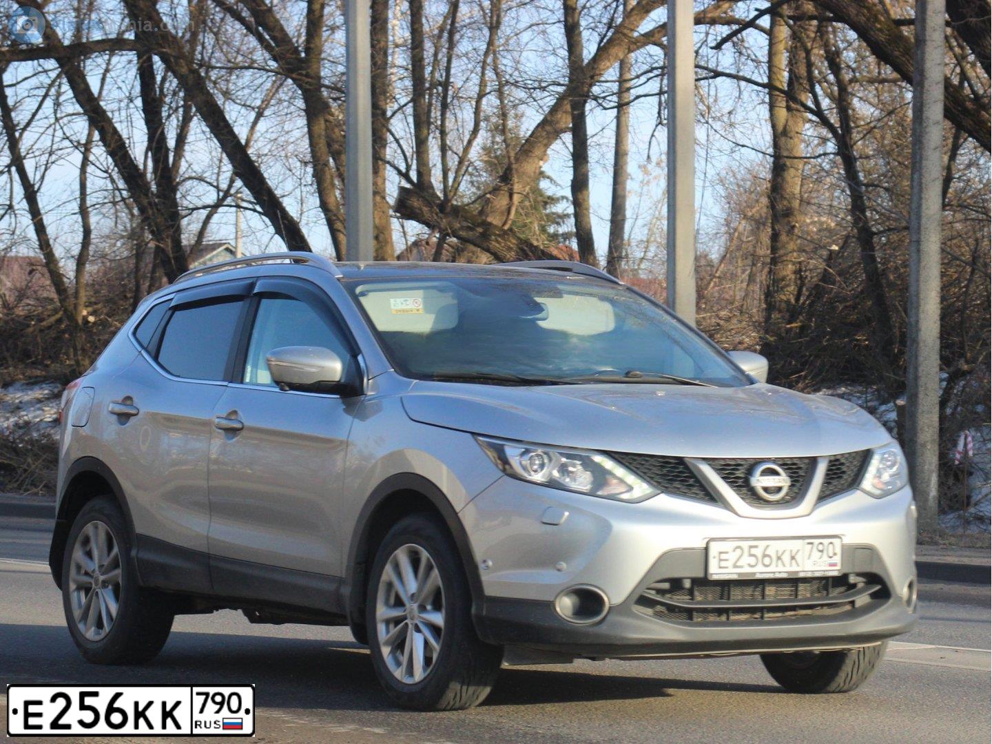 Фото автомобиля NISSAN QASHQAI, 2014 — госномер Е256КК790. Цвет: СЕРЫЙ
