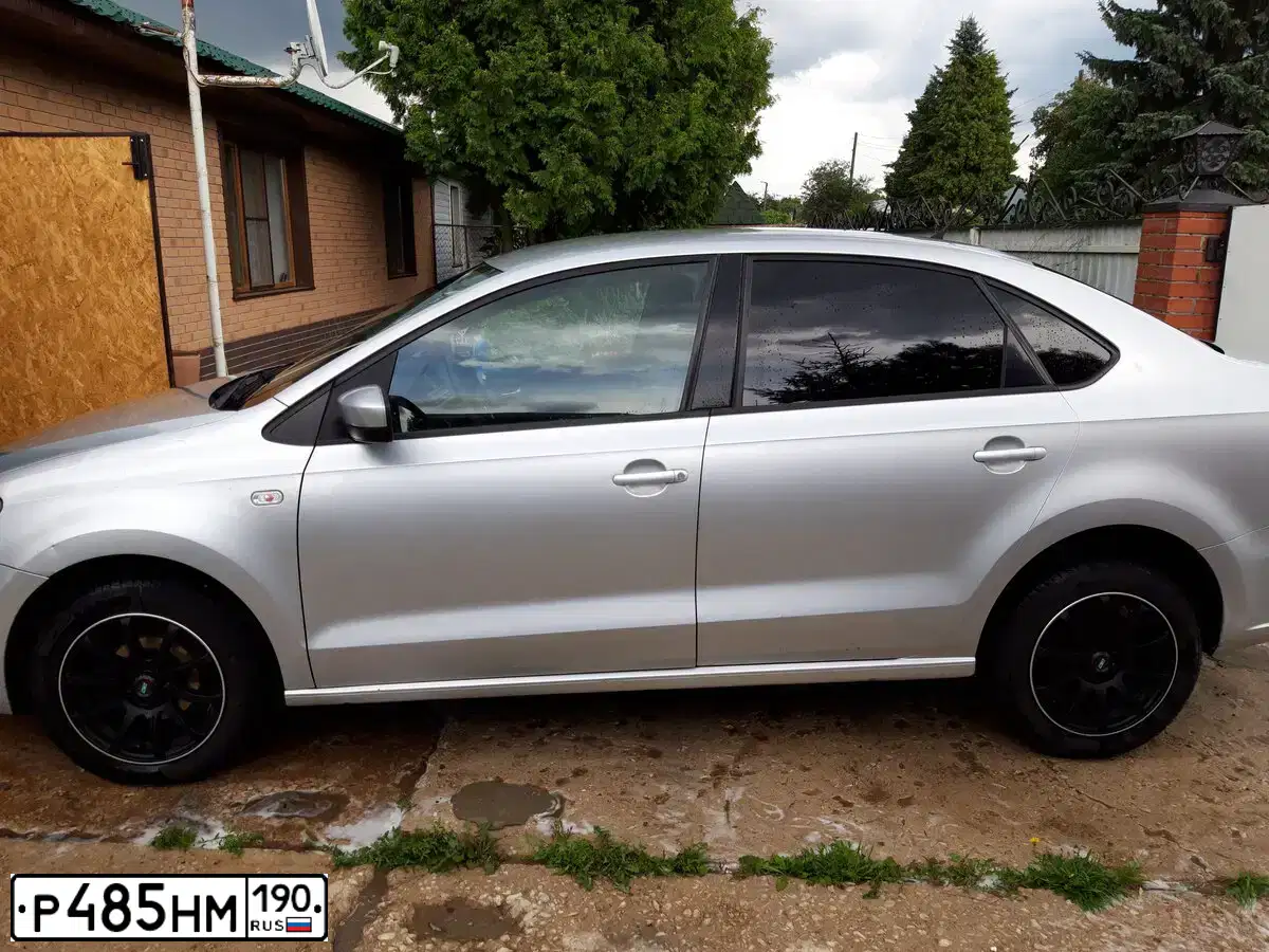 Фото автомобиля VOLKSWAGEN POLO, 2011 — госномер О015УМ62. Цвет: Серебристый