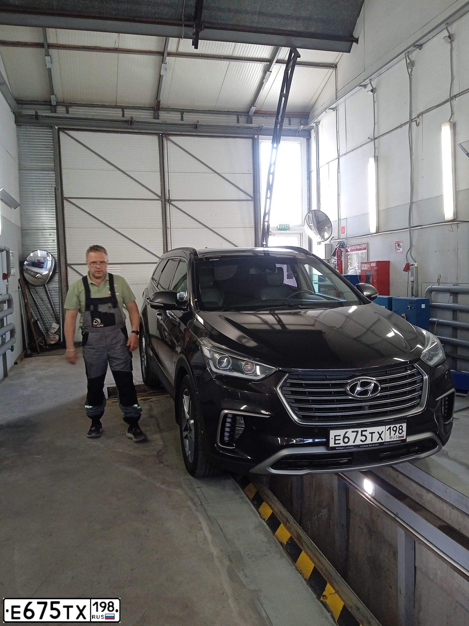 Фото автомобиля HYUNDAI GRAND SANTA FE, 2016 — госномер Н502ТН198. Цвет: Коричневый
