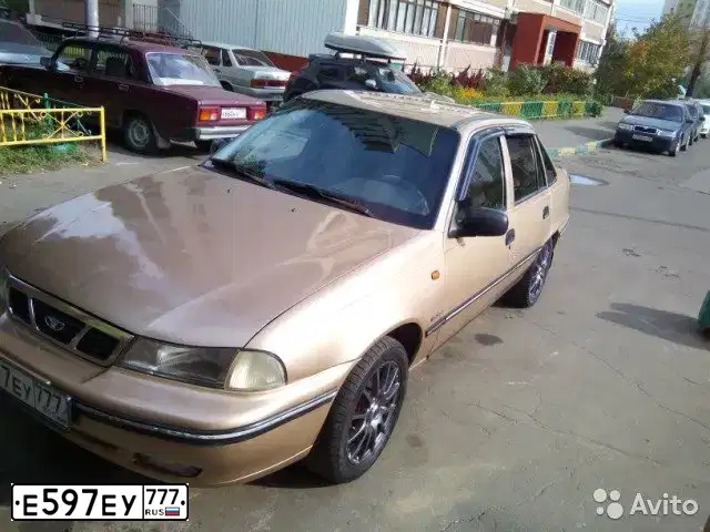 Фото автомобиля DAEWOO NEXIA, 2003 — госномер К194МХ190. Цвет: БЕЖЕВЫЙ