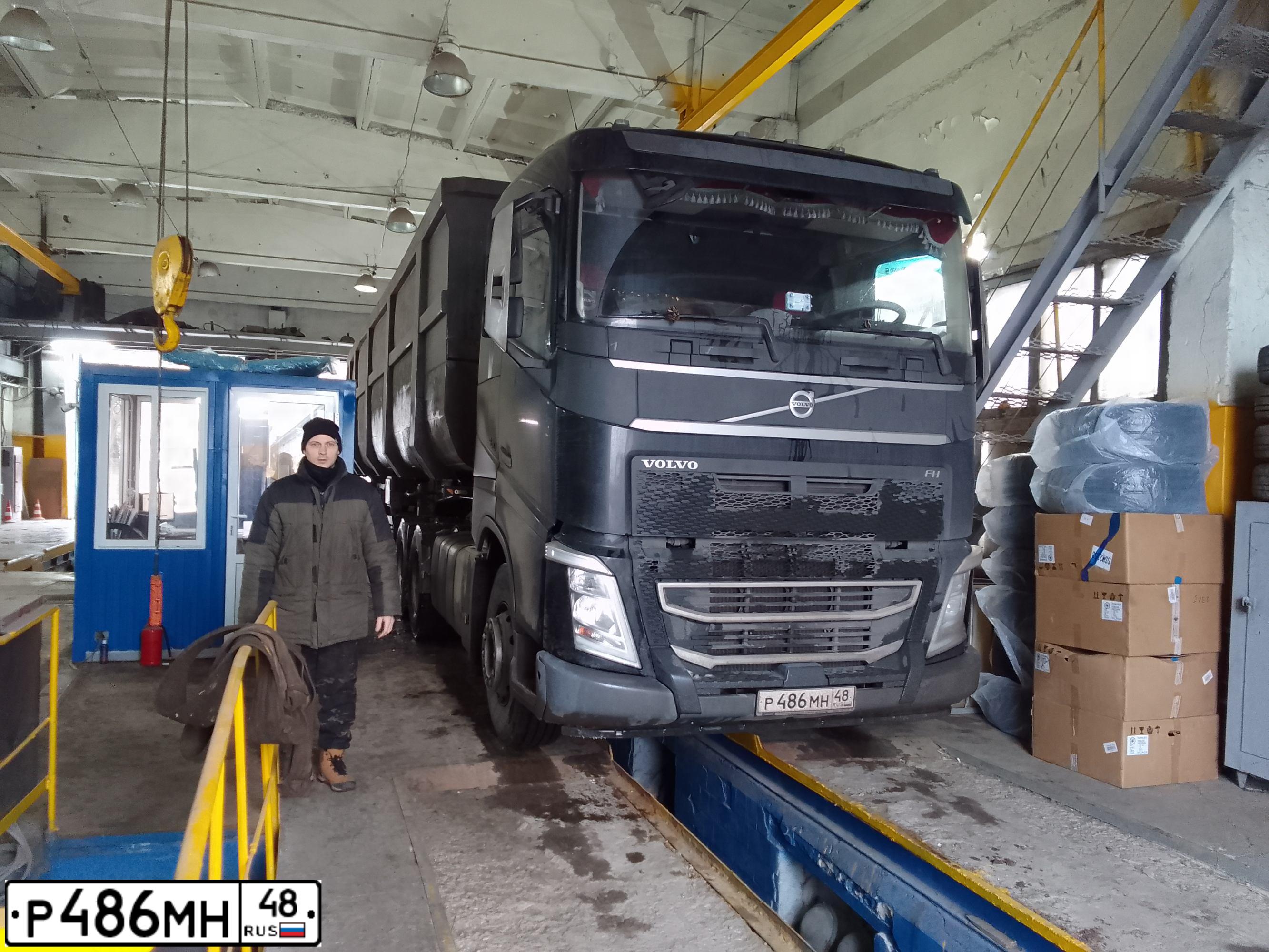 Фото автомобиля VOLVO SERIE FH /6X4/, 2018 — госномер Е247СО750. Цвет: ЧЕРНЫЙ