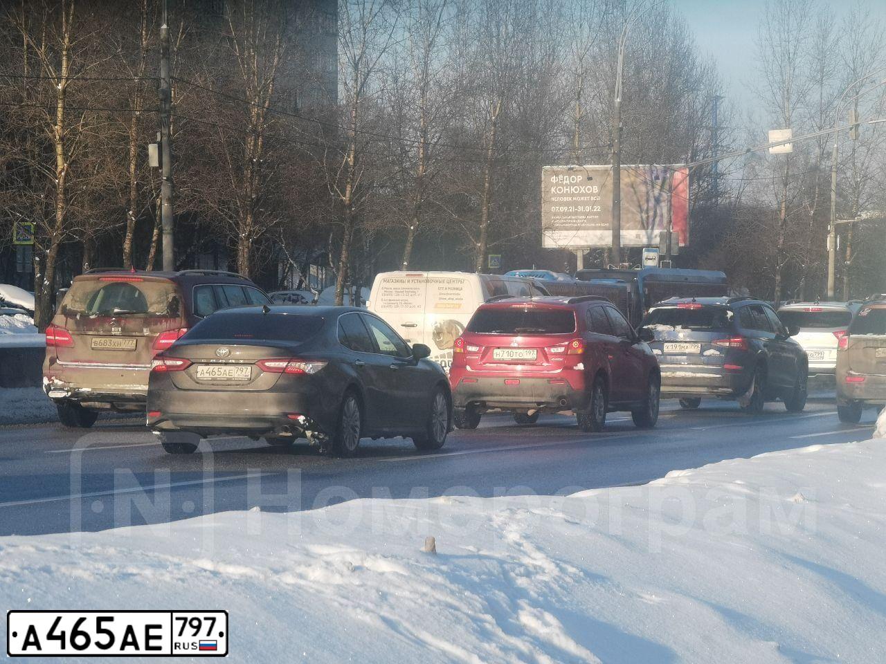 Фото автомобиля TOYOTA CAMRY, 2018 — госномер К747СТ95. Цвет: Серо-коричневый металлик