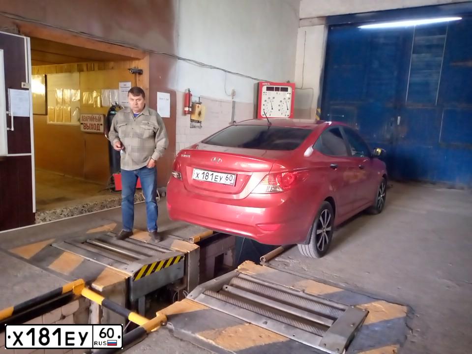 Фото автомобиля HYUNDAI SOLARIS, 2011 — госномер Х181ЕУ60. Цвет: КРАСНЫЙ ГРАНАТ
