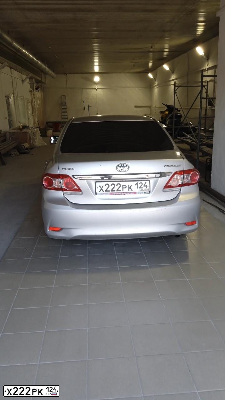 Фото автомобиля TOYOTA COROLLA, 2010 — госномер Х222РК124. Цвет: СЕРЕБРИСТЫЙ