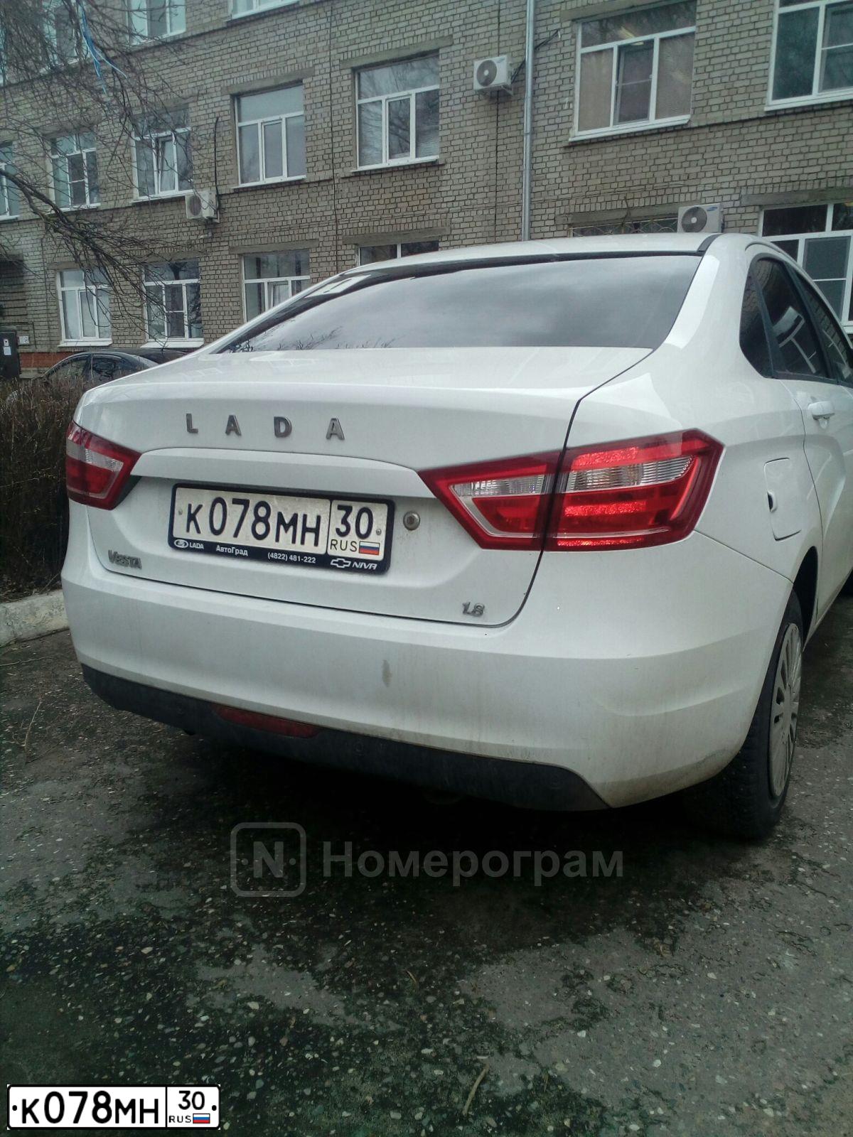 Фото автомобиля LADA VESTA, 2017 — госномер К078МН30. Цвет: БЕЛЫЙ