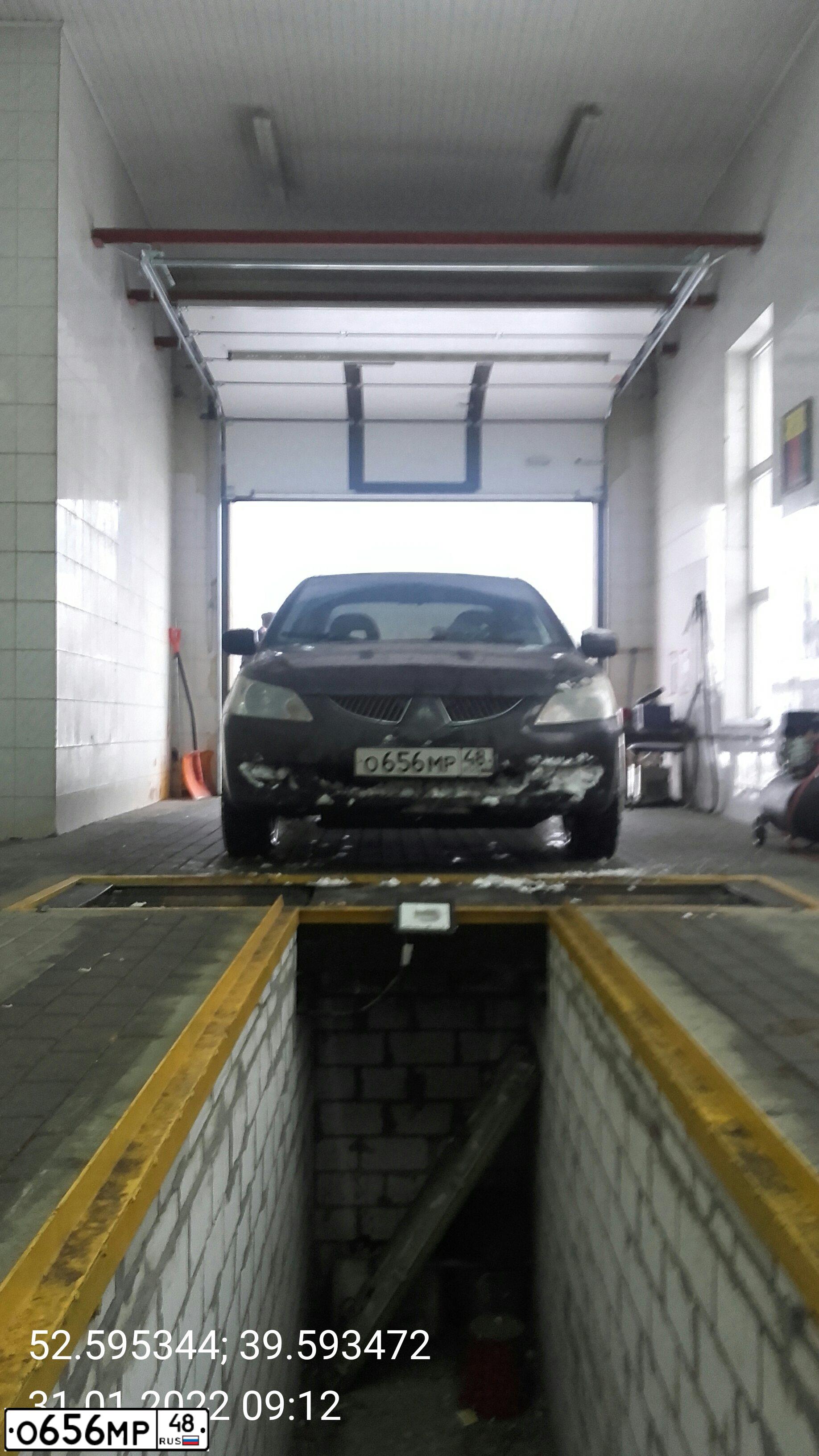 Фото автомобиля MITSUBISHI LANCER, 2005 — госномер О656МР48. Цвет: ЧЕРНЫЙ