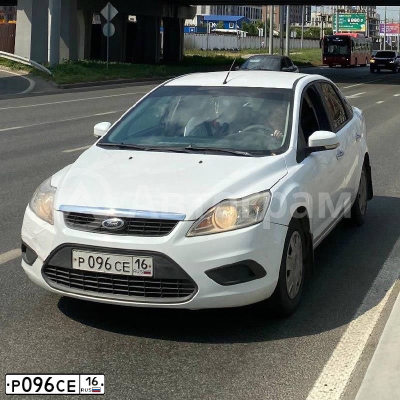 Фото автомобиля FORD FOCUS, 2008 — госномер Р096СЕ116. Цвет: Белый