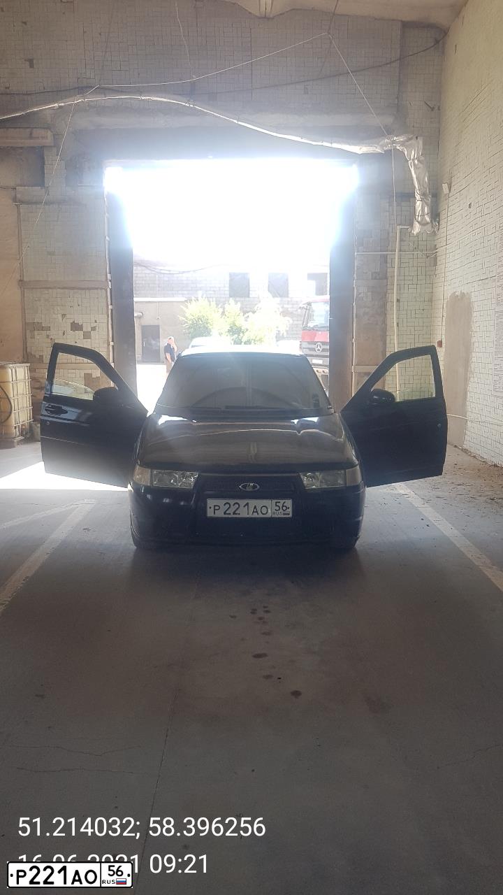 Фото автомобиля LADA 2112, 2008 — госномер Р221АО56. Цвет: Сине-Черный